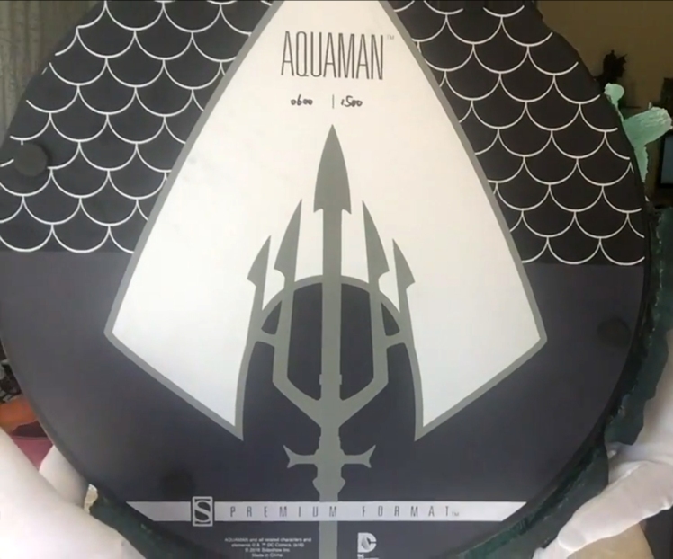 Aquaman-Premium-Format-Statue-unbox02